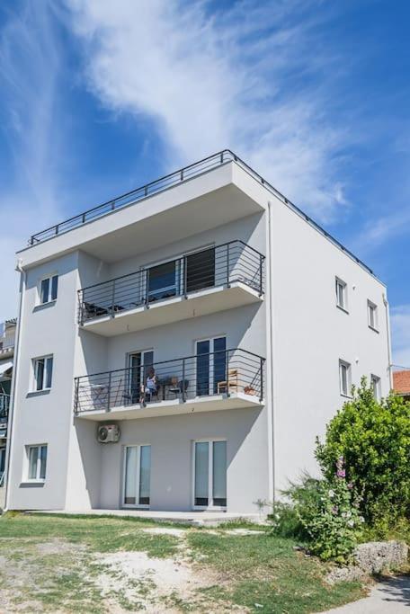 Stunning Beachfront Apartment With Roof Terrace Kaštela Exterior foto